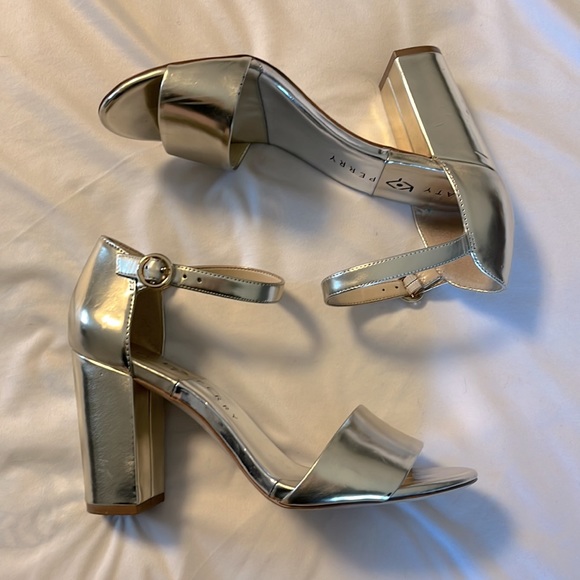 Katy Perry The Liz Block Heeled Sandal with Ankle Strap in gold - Picture 4 of 11